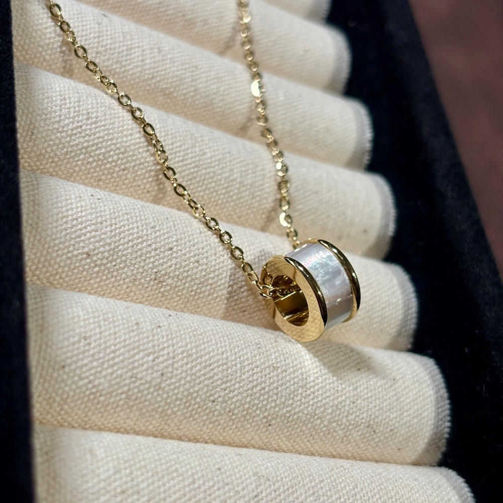Elegant Gold and White Pendant Necklace - Picture 1 of 2
